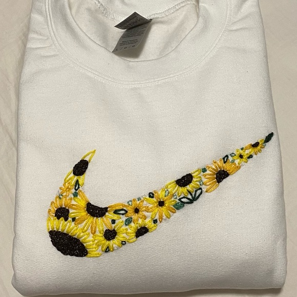 Custom Nike Hand Embroidered Sweatshirt/Hoodie - Picture 4 of 4